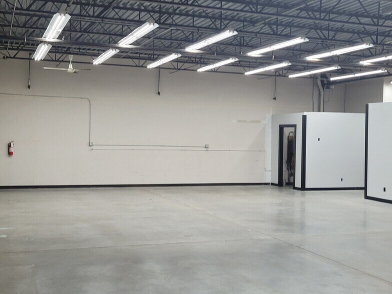 More Photos Of N96W15504-N96W15508 County Line Rd, Germantown Flex For Lease