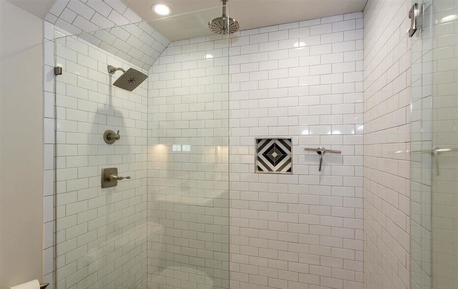 More Photos Of 911 Creekside Ct, Helena Storefront Retail Residential For Sale