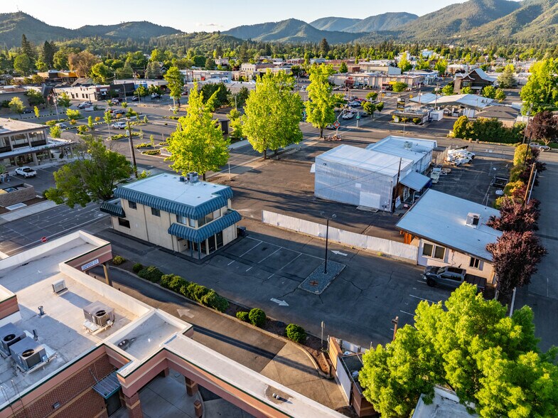 More Photos Of 735 SE 7th St, Grants Pass Office For Sale