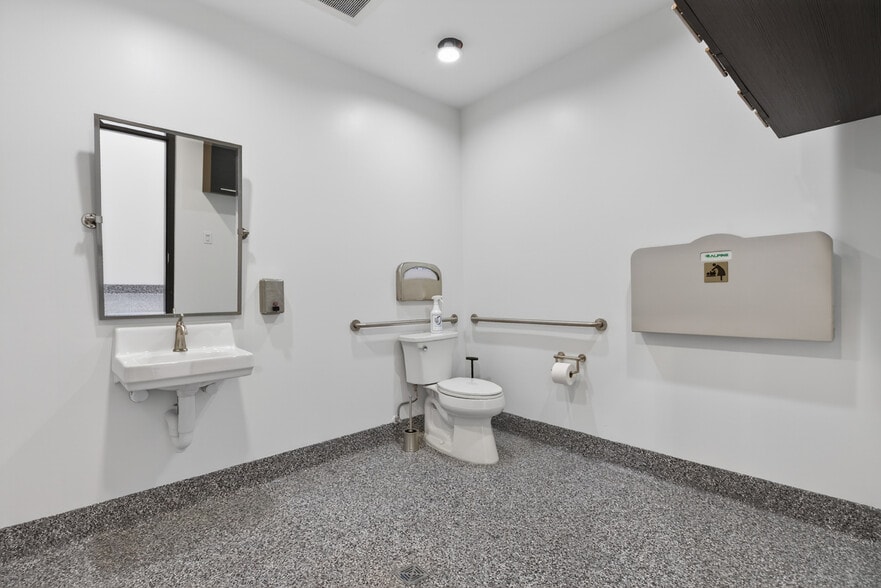 More Photos Of 703 S Main St, Burbank Showroom For Sale