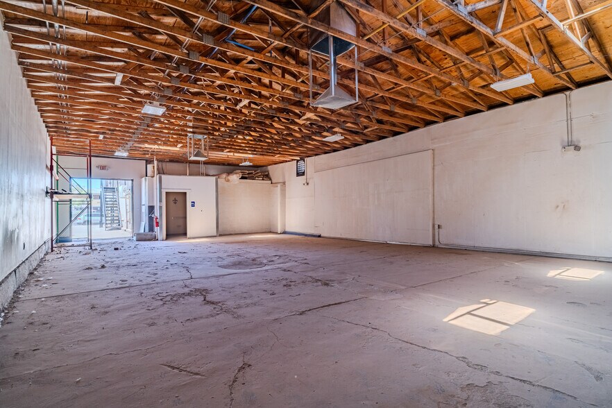 More Photos Of 3320 Alameda Ave, El Paso Showroom For Lease