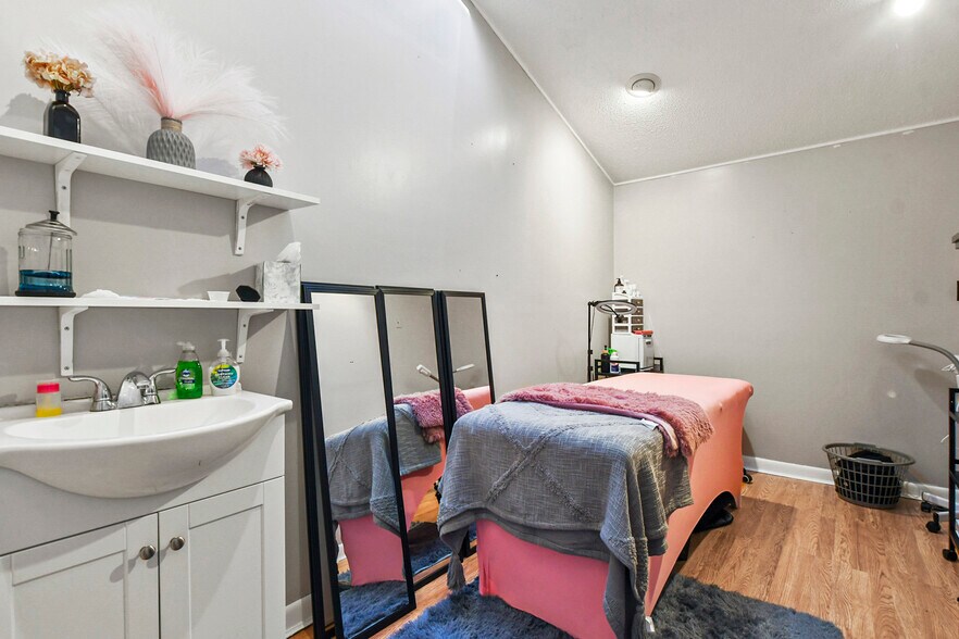 More Photos Of 194 Rockdale Ave, New Bedford Freestanding For Sale