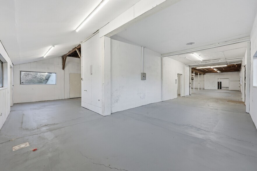 More Photos Of 941 SW Alder St, Dundee Warehouse For Lease
