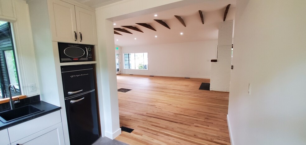 More Photos Of 1405 E 38th 1/2 St, Austin Office For Lease