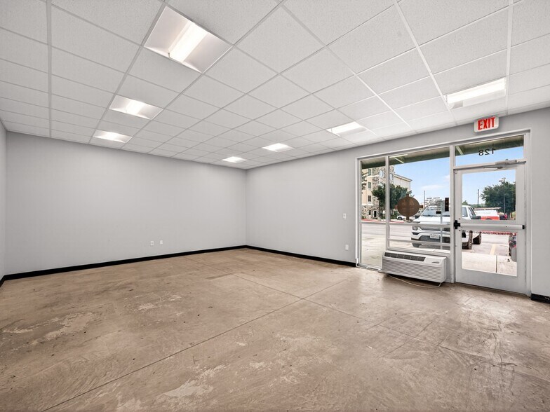 More Photos Of 8114 City Base Landing, San Antonio Unknown For Lease