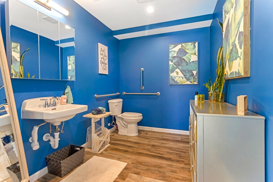 More Photos Of 414 W Fernwood Dr, Simpsonville General Retail For Sale