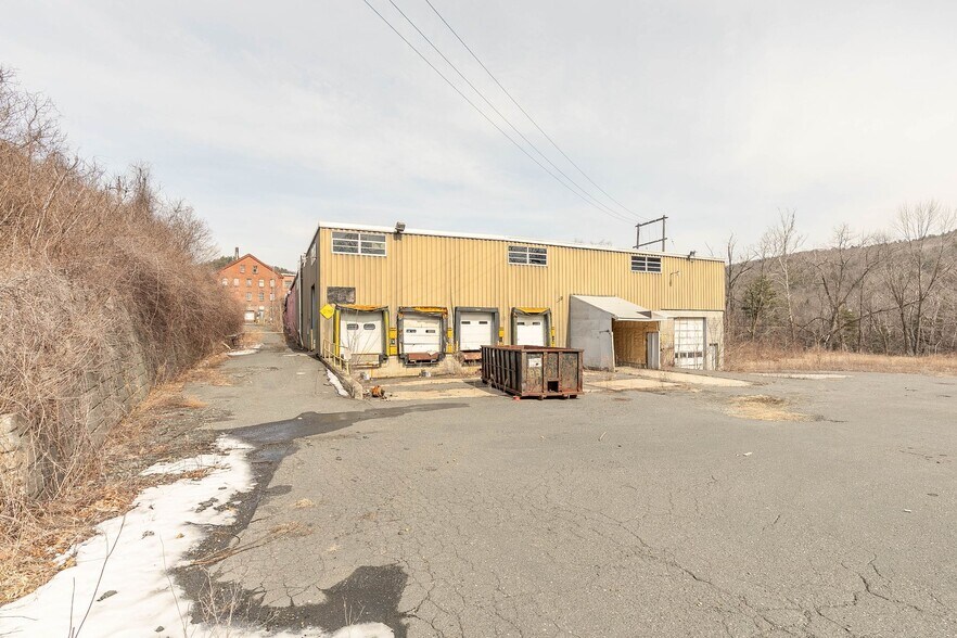 More Photos Of 1190 Huntington Rd, Huntington Manufacturing For Lease