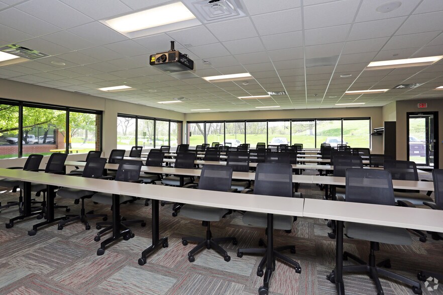 More Photos Of 1075 Jordan Creek Pky, West Des Moines Office For Lease
