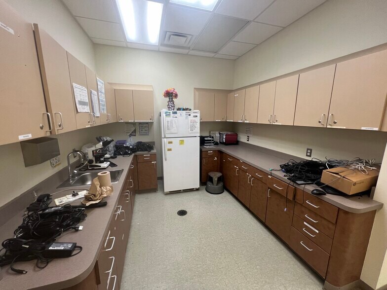 More Photos Of 60 E Warren Ave, Detroit Medical For Lease