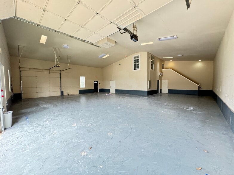 More Photos Of 703 Main St, Lake Dallas Showroom For Sale