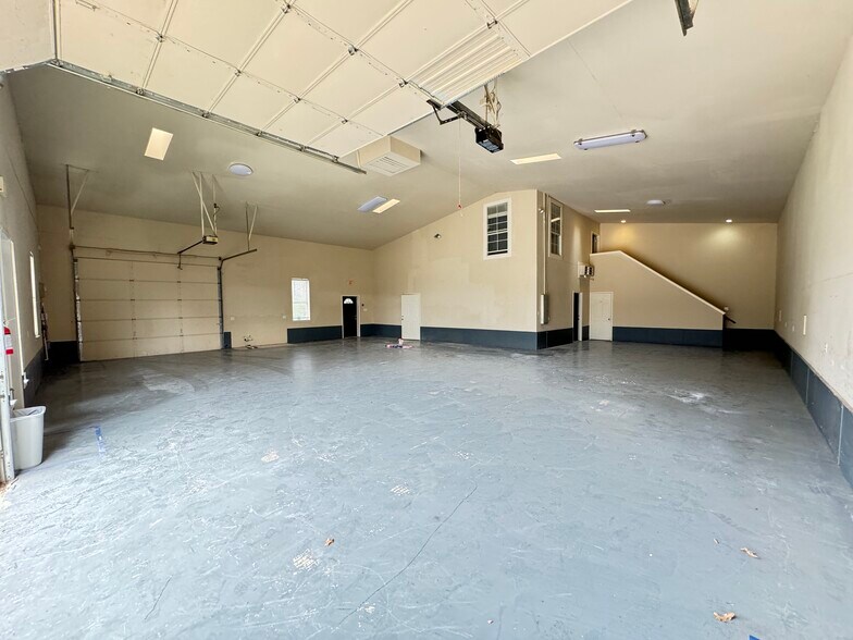 More Photos Of 703 Main St, Lake Dallas Showroom For Sale