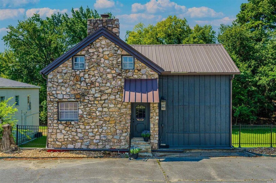 More Photos Of 17940 I 30, Benton Office For Sale