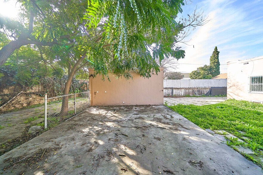 More Photos Of 3030 W 12th Pl, Los Angeles Land For Sale
