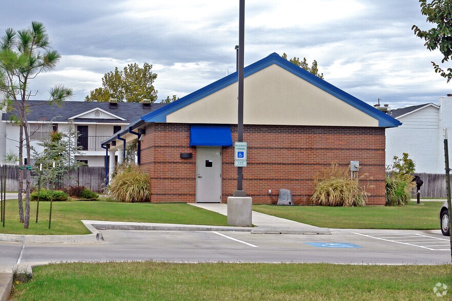 More Photos Of 4528 Northwest Expy, Oklahoma City Bank For Sale