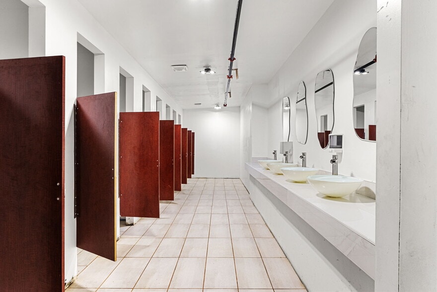 More Photos Of 13087 Hwy 271 N, Tyler Bar For Sale