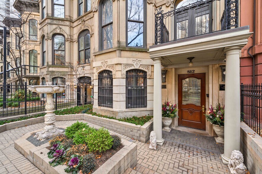 More Photos Of 812 N Dearborn St, Chicago Office For Sale