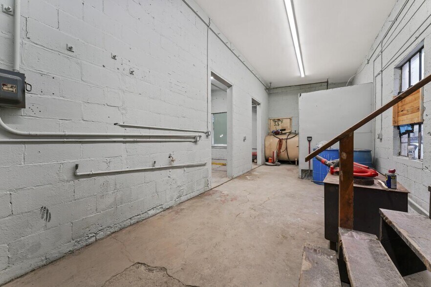 More Photos Of 178 Columbia Tpke, Rensselaer Auto Repair For Sale