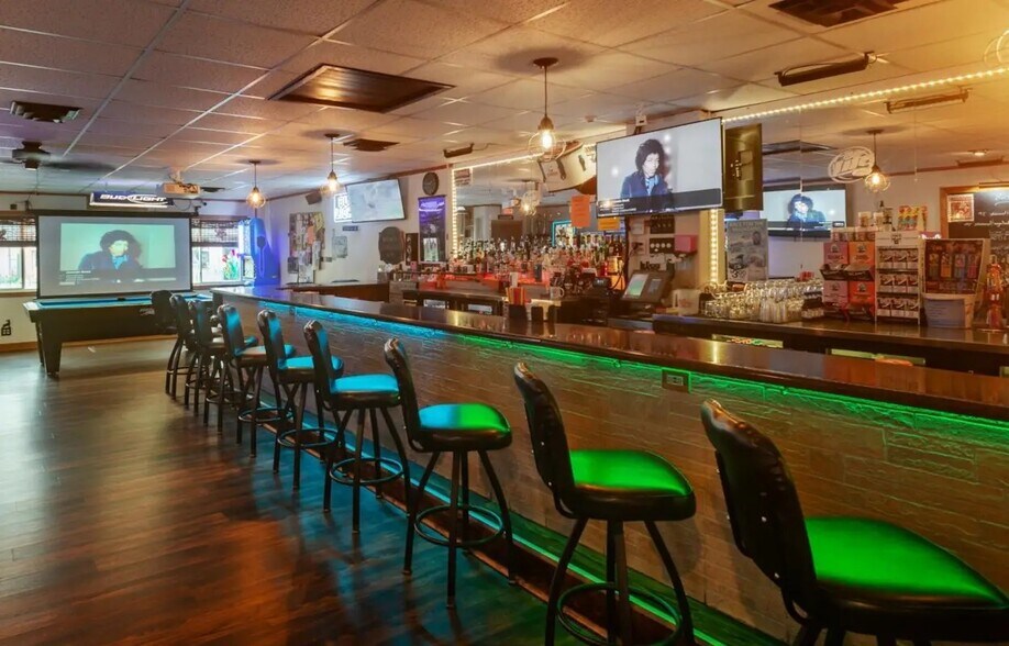 More Photos Of 125 W Bannerman Ave, Redgranite Bar For Sale