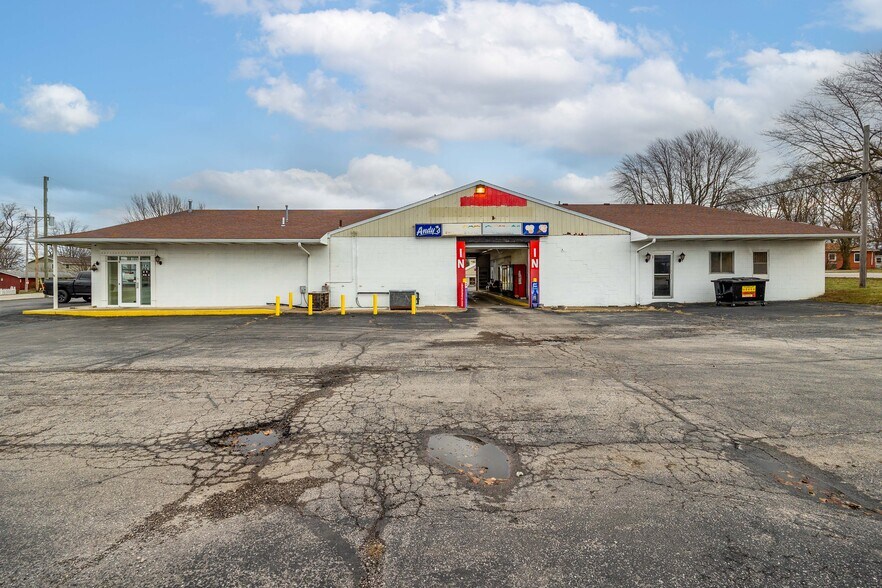 More Photos Of 2048 E Sand Rd, Port Clinton Freestanding For Sale