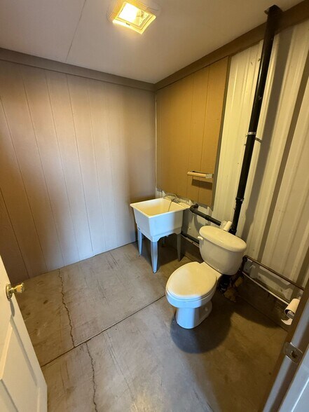 More Photos Of 100 E 9th St, Douglas Warehouse For Sale