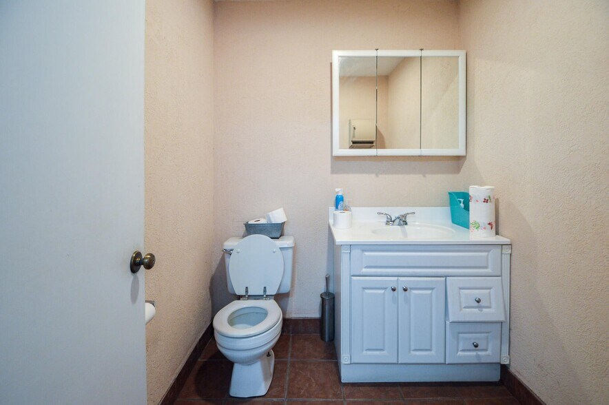 More Photos Of 415 Wilkins Wise Rd, Columbus Showroom For Sale