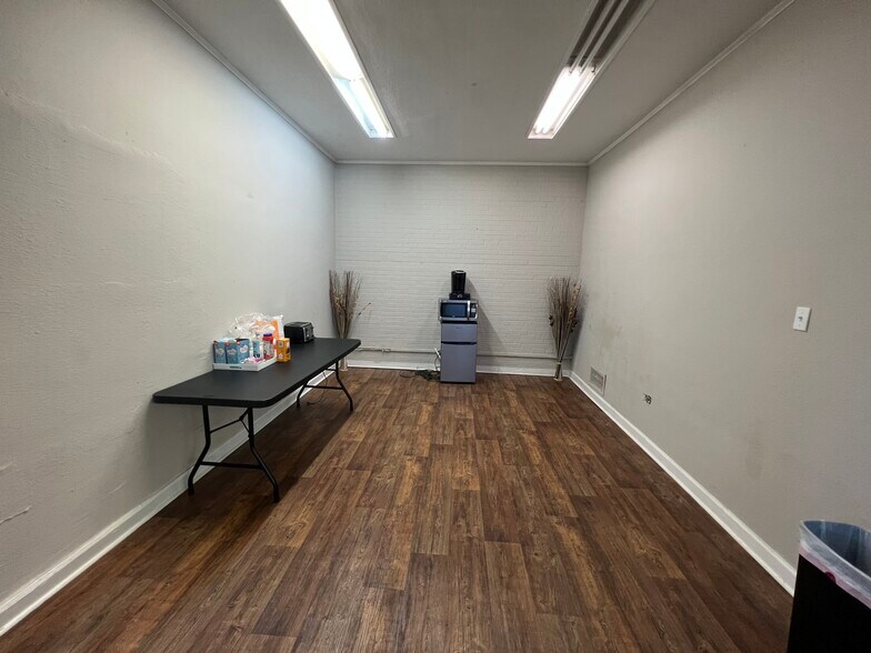 More Photos Of 1710 E Bessemer Ave, Greensboro Office For Lease