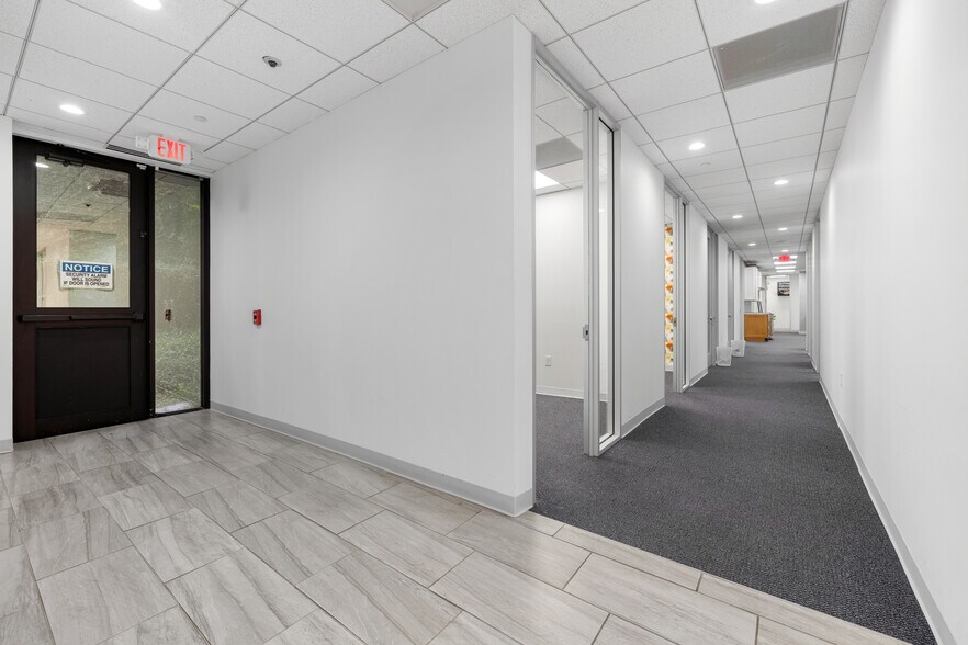 More Photos Of 17 S Briar Hollow Ln, Houston Office Residential For Lease