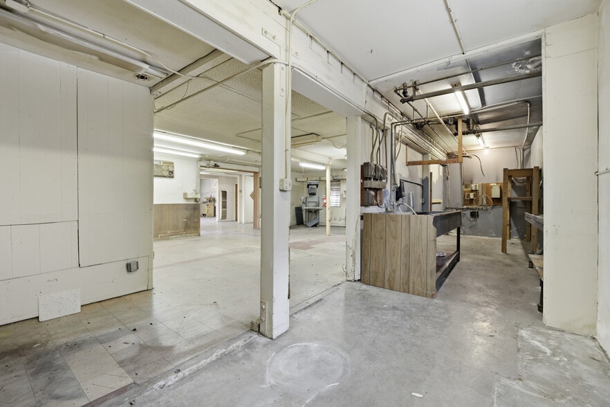 More Photos Of 915 W Olive Ave, Burbank Office For Sale