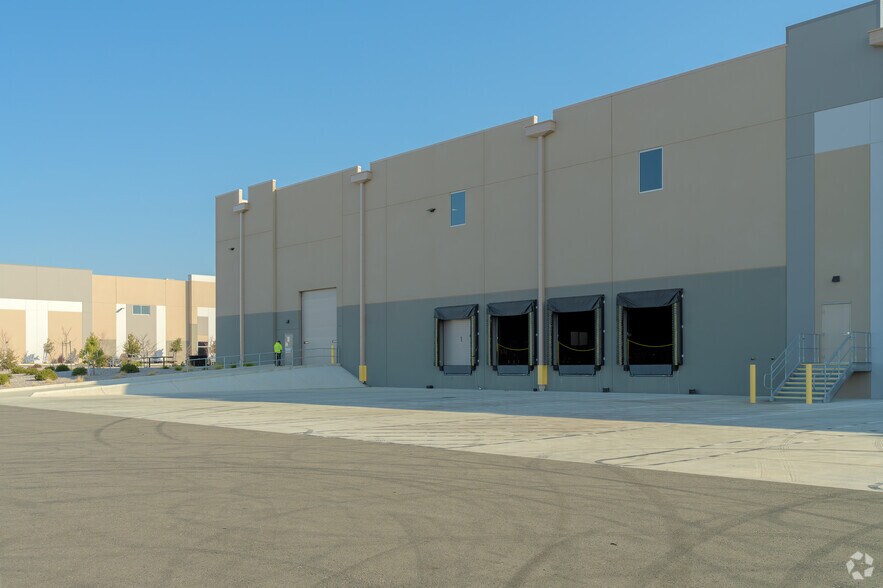 More Photos Of 7461 Metro Air Pky, Sacramento Warehouse For Lease