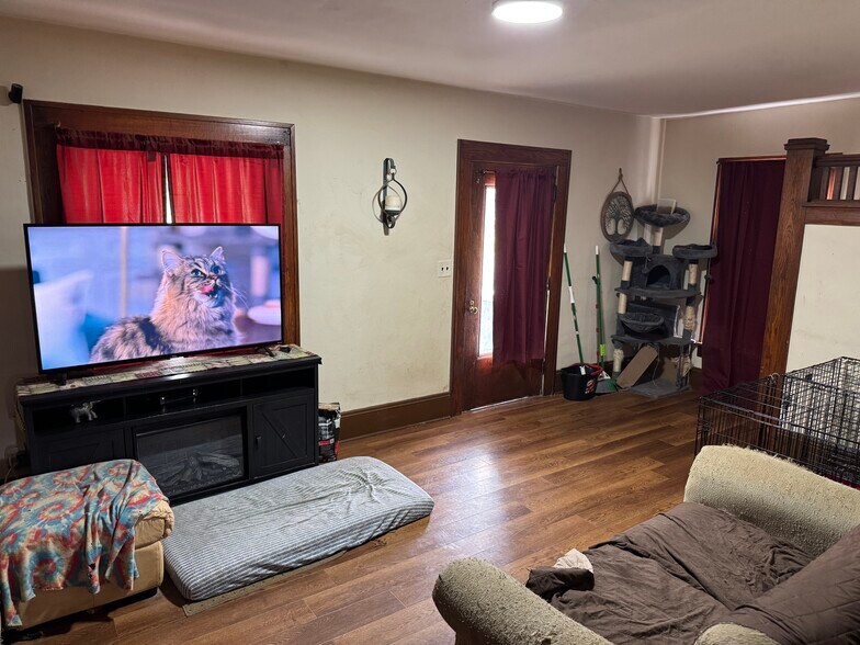 More Photos Of 444 S Meridian St, Ravenna Medical For Sale