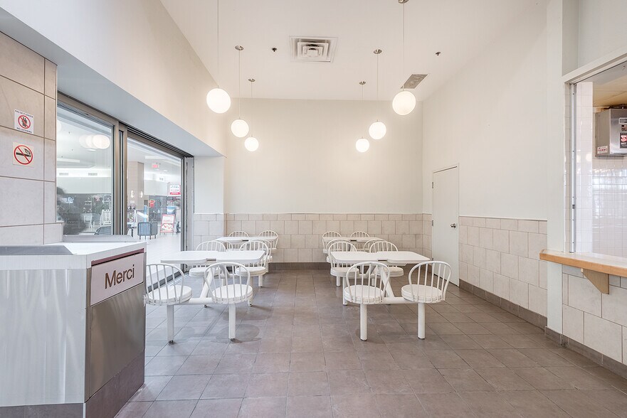 More Photos Of 740 Boul de la Côte-Vertu, Montréal Freestanding For Lease
