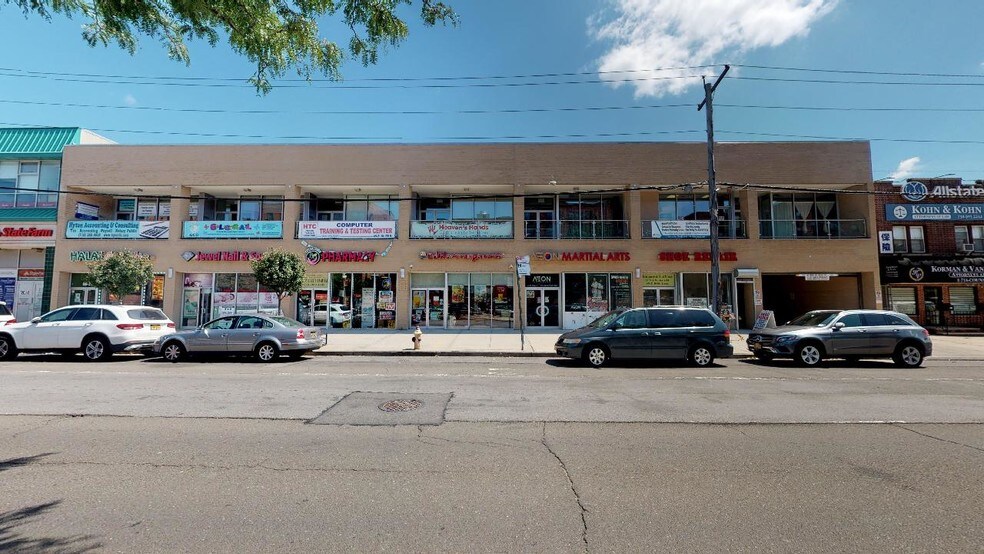 Primary Photo Of 6921 164th St, Fresh Meadows Medical For Lease