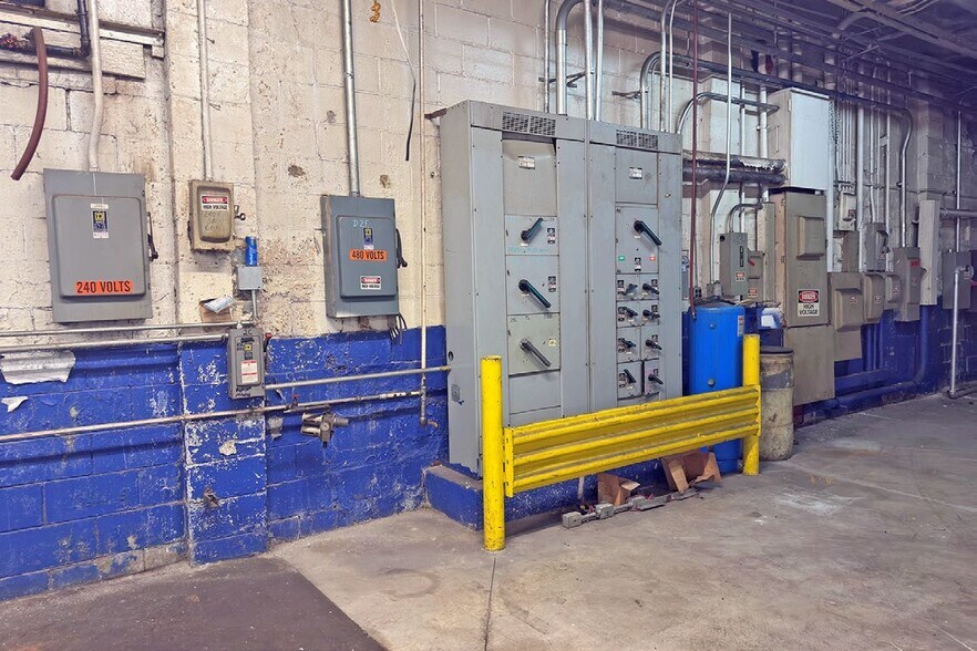 More Photos Of 813 & 839 E Ten Mile Rd, Madison Hts, Madison Heights Warehouse For Sale