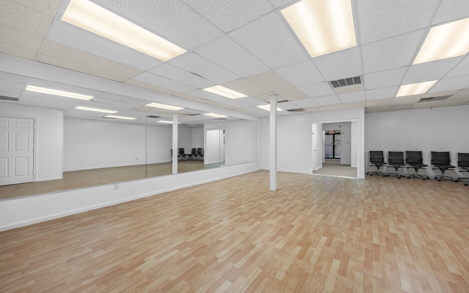 More Photos Of 105 S First Colonial Rd, Virginia Beach Flex For Sale