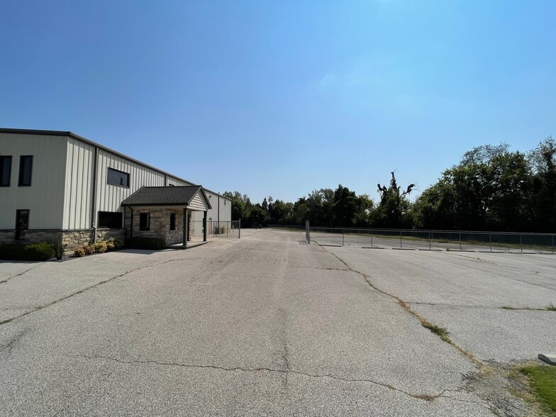 More Photos Of 10105 Hedden Rd, Evansville Warehouse For Sale