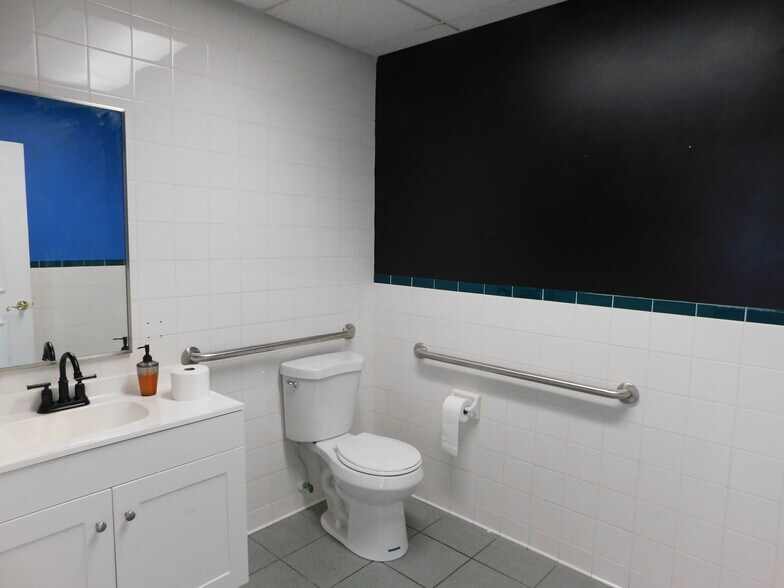 More Photos Of 5145 Commercial Dr, Melbourne Warehouse For Lease