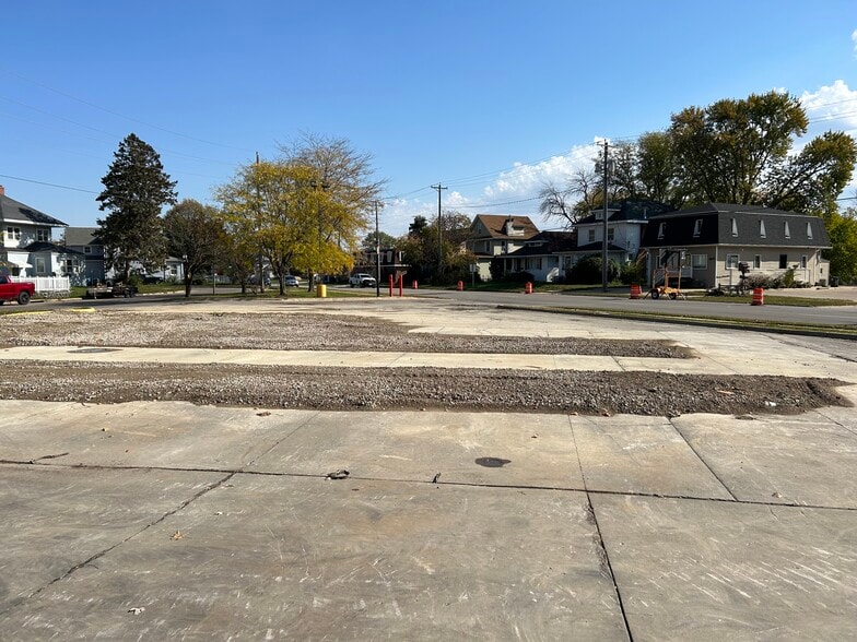 More Photos Of 1636 W 4th St, Waterloo Convenience Store For Sale