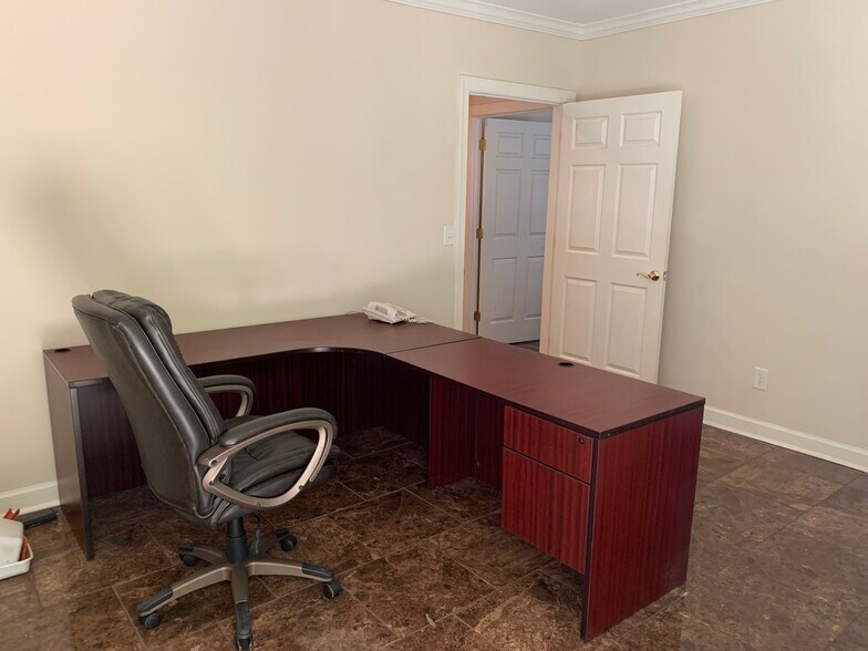More Photos Of 11539 Park Woods Cir, Alpharetta Office For Lease