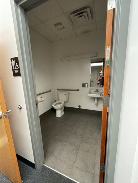 More Photos Of 615 McGee Rd, Anderson Showroom For Lease