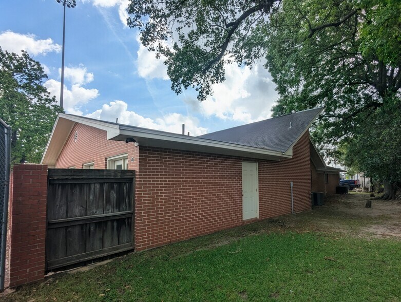 More Photos Of 3635 Eastex Fwy, Beaumont Office For Sale