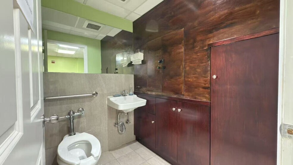 More Photos Of 4128 Haight St, Flushing Apartments For Lease