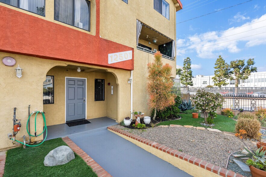 More Photos Of 12501 Kornblum Ave, Hawthorne Apartments For Sale