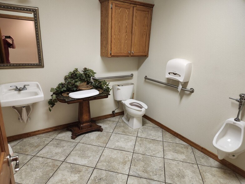 More Photos Of 1152 NW Cache Rd, Lawton Office For Lease