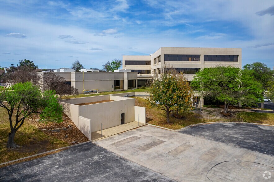 More Photos Of 10000 W IH-10, San Antonio Office For Lease