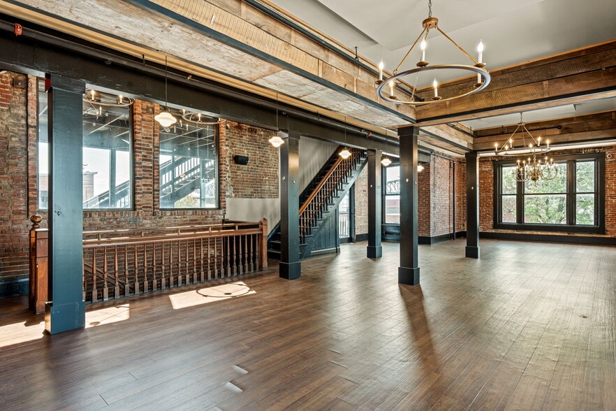 More Photos Of 134 Spring St, Jeffersonville Bar For Sale