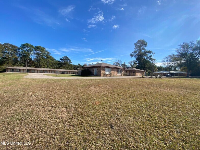 More Photos Of 404 Frontage Dr E, Wiggins Hotel For Sale