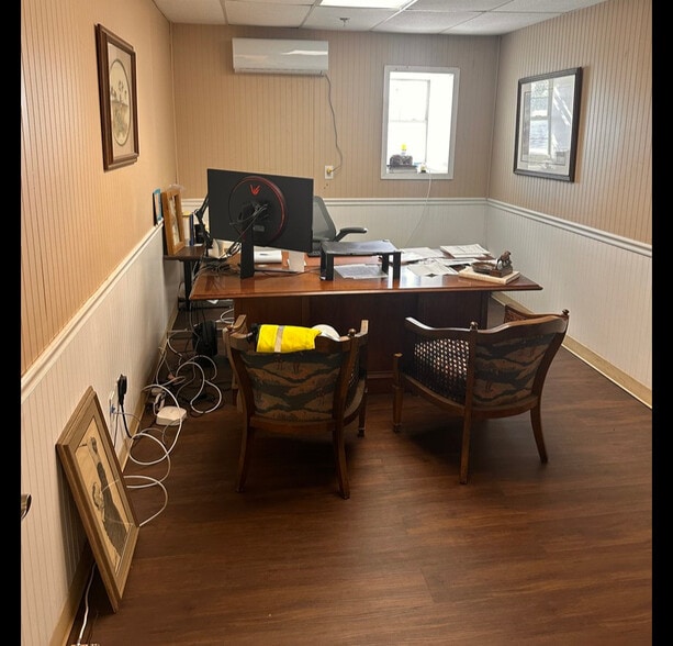 More Photos Of 418 E Jones St, Lewisville Manufacturing For Lease