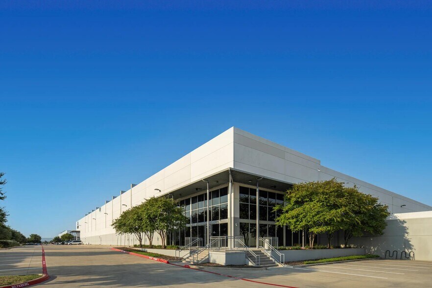 More Photos Of 705 E Wildlife Pky, Grand Prairie Warehouse For Lease