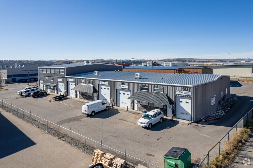 More Photos Of 30 Griffin Ind Pt, Cochrane Service For Lease