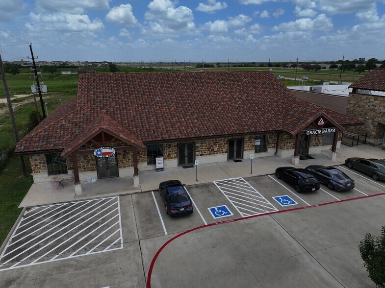 More Photos Of 7609 Tiki Dr, Fulshear Medical For Lease